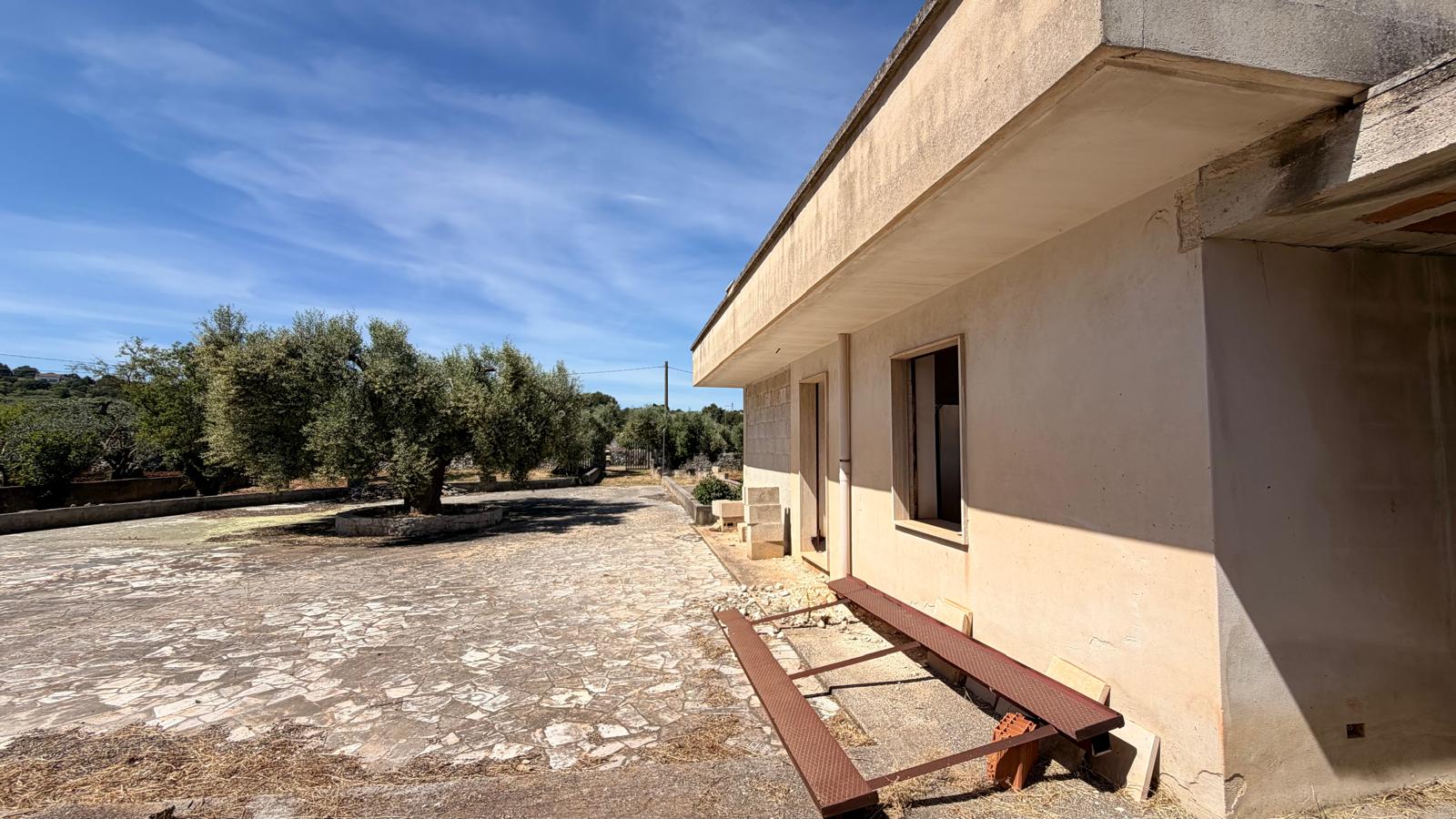 Piccola Villetta In Zona Abitata, 2 Vani e Acc, Trullo, Deposito.